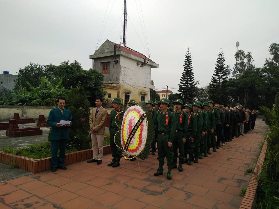 Hội đồng nghĩa vụ quân sự xã viếng nghĩa trang liệt sĩ trước khi lên đường nhập ngũ 